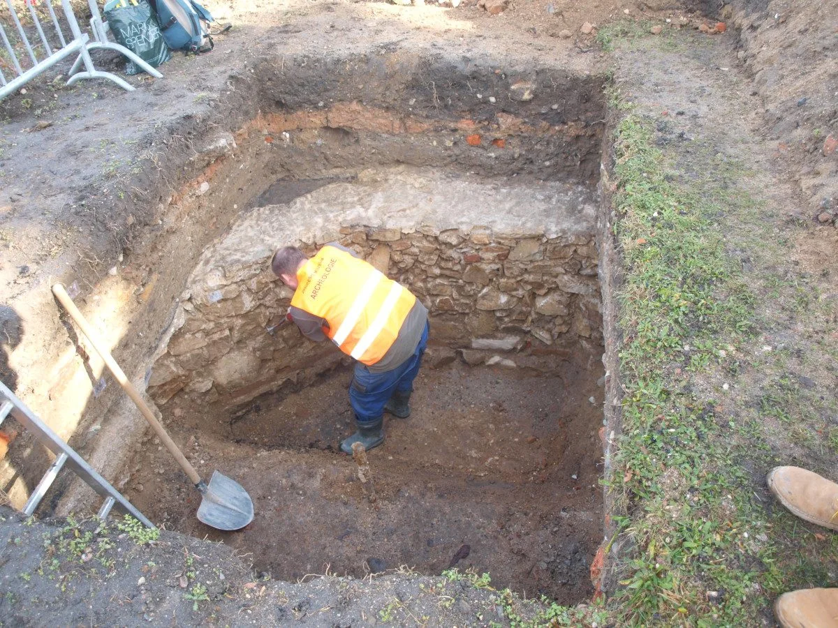 Žádné hradby ani stínadla. Archeologický průzkum stavbu galerie nezdrží