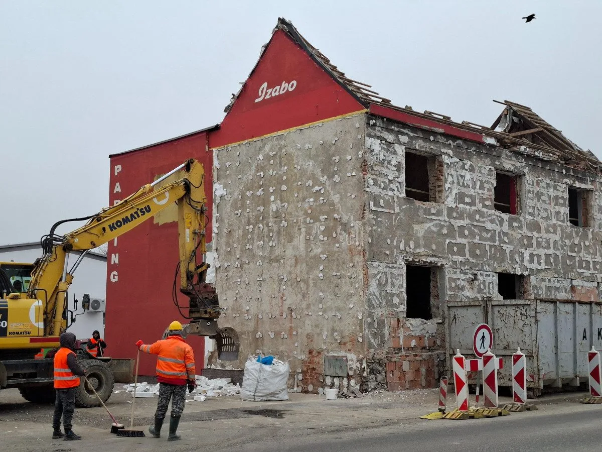 Demolice klubu Izabo pokračuje. Stavba severní spojky Budějcích se posouvá dál.