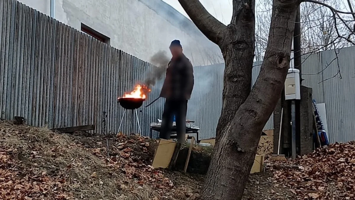 Na ohni nebylo maso, ale měděné kabely. Muž v Táboře opaloval izolaci na zahradním grilu