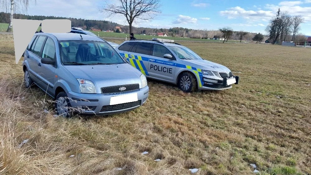 Nebezpečnou jízdu na Jindřichohradecku ukončili policisté PIT manévrem