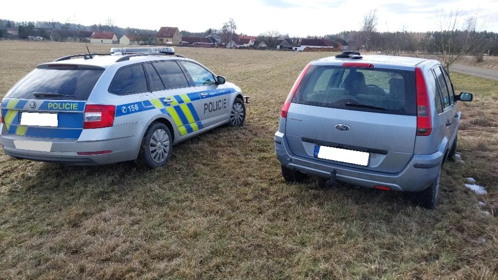 Nebezpečnou jízdu na Jindřichohradecku ukončili policisté PIT manévrem