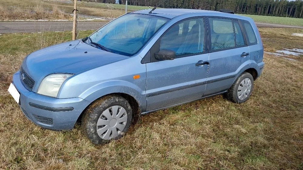 Nebezpečnou jízdu na Jindřichohradecku ukončili policisté PIT manévrem
