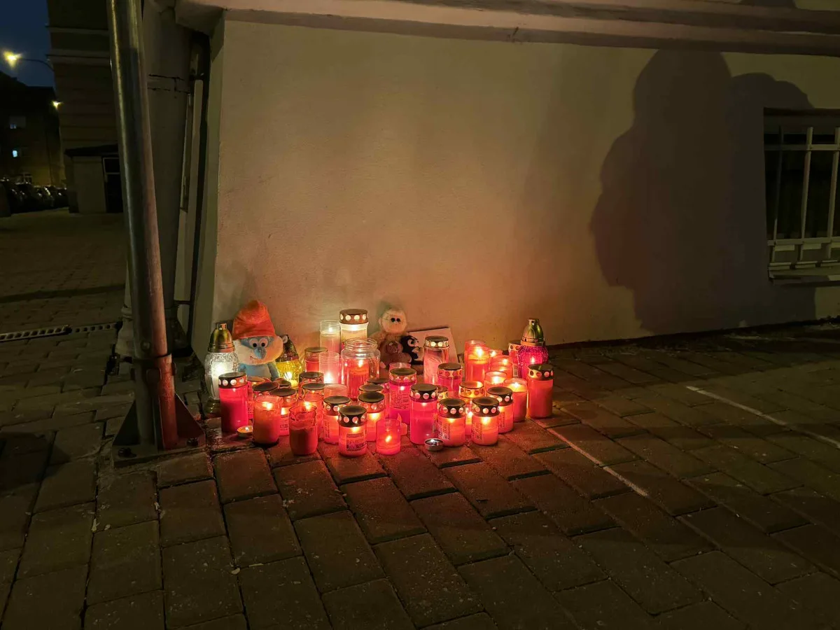 Děti v Budějovicích vzpomínají na spolužáka, ke škole nosí svíčky, vzkazy i plyšáky