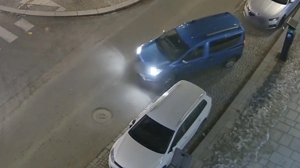 Vztek za volantem v Táboře. Řidič úmyslně urazil zrcátko zaparkovaného auta a ještě ho přejel