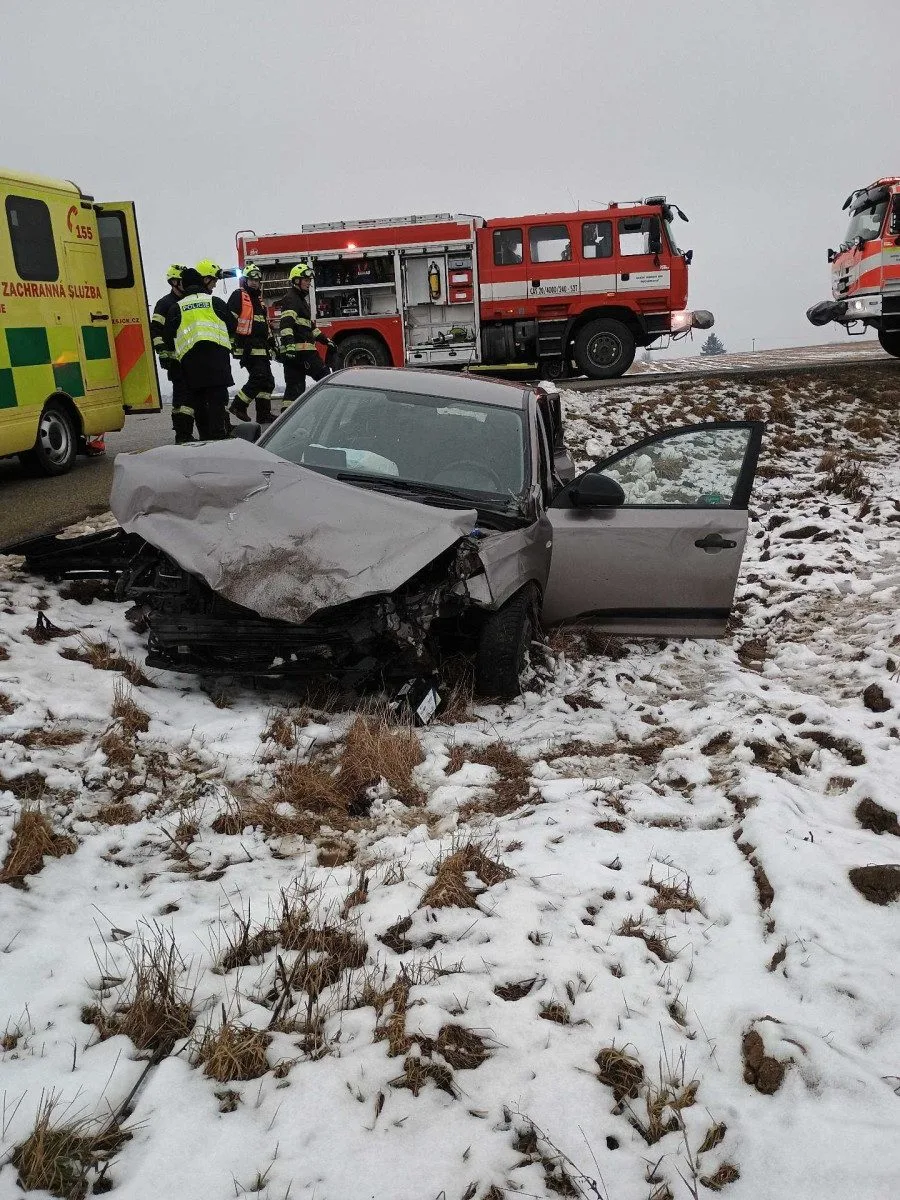 Vážná nehoda u Třebětic. Zraněné po střetu dvou aut museli vyprostit hasiči