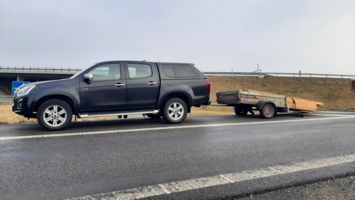Poplach na D3. Auto s přívěsem plným dřeva jelo v protisměru a děsilo řidiče