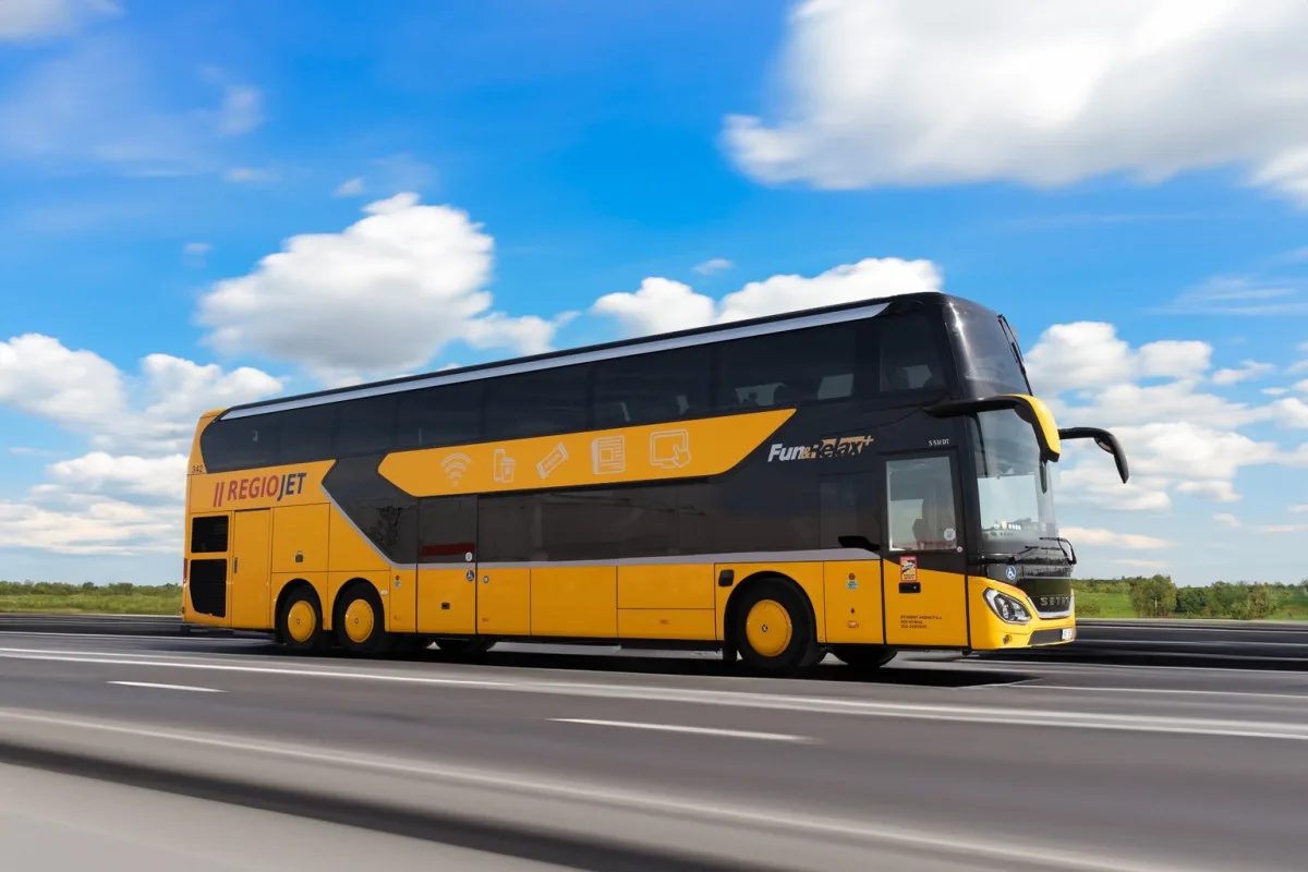 RegioJet nasazuje na linku do Krumlova luxusní dvoupodlažní autobusy