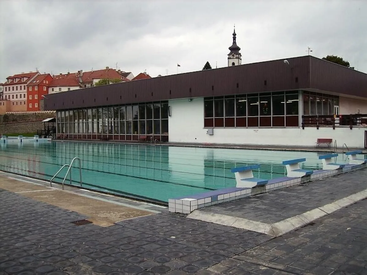 Písek zvažuje rekonstrukci venkovního bazénu pod hradbami.
