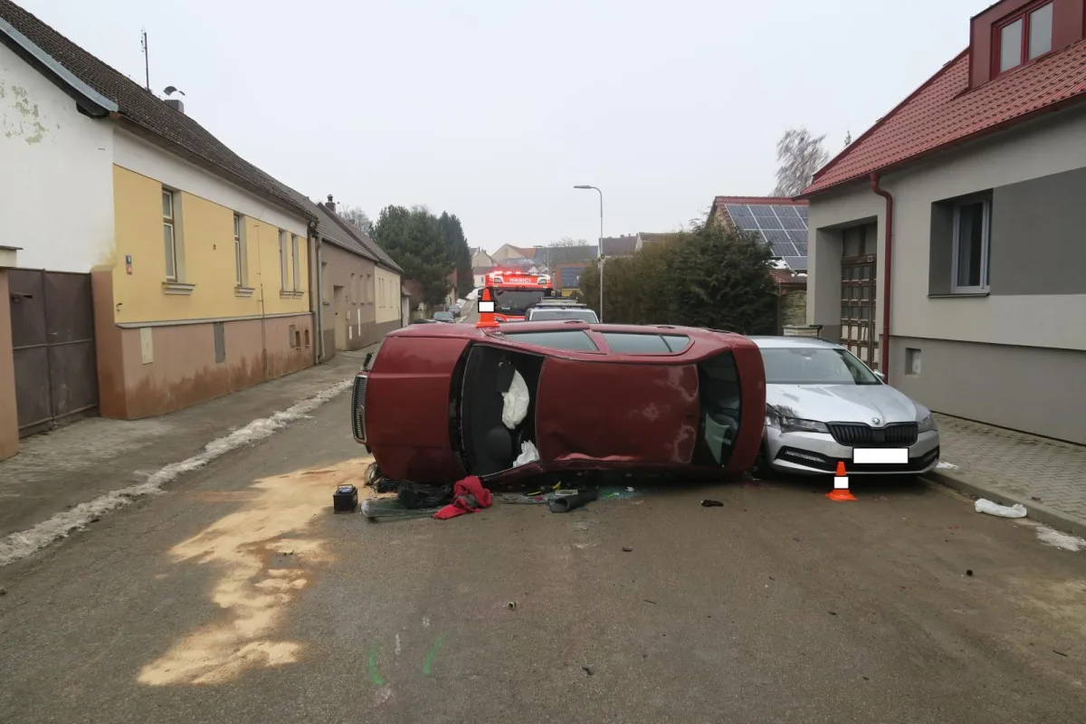 Řidič v Lišově havaroval s více než dvěma promile alkoholu, auto skončilo na boku.