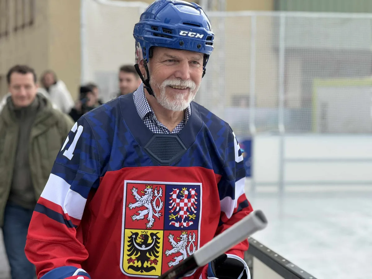 FOTO: Prezident se na olympijském festivalu vrhl na sport. Vyzkoušel curling i biatlon