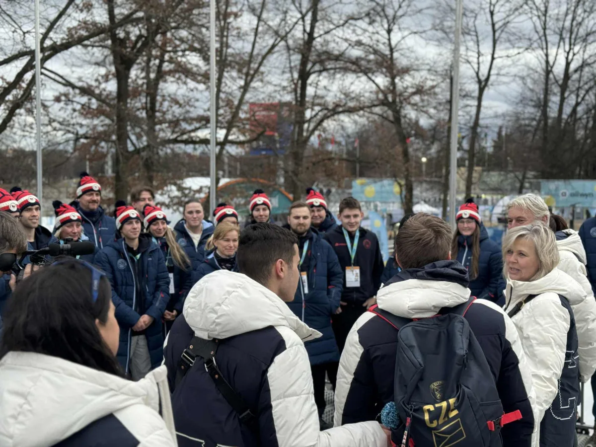 FOTO: Prezident se na olympijském festivalu vrhl na sport. Vyzkoušel curling i biatlon
