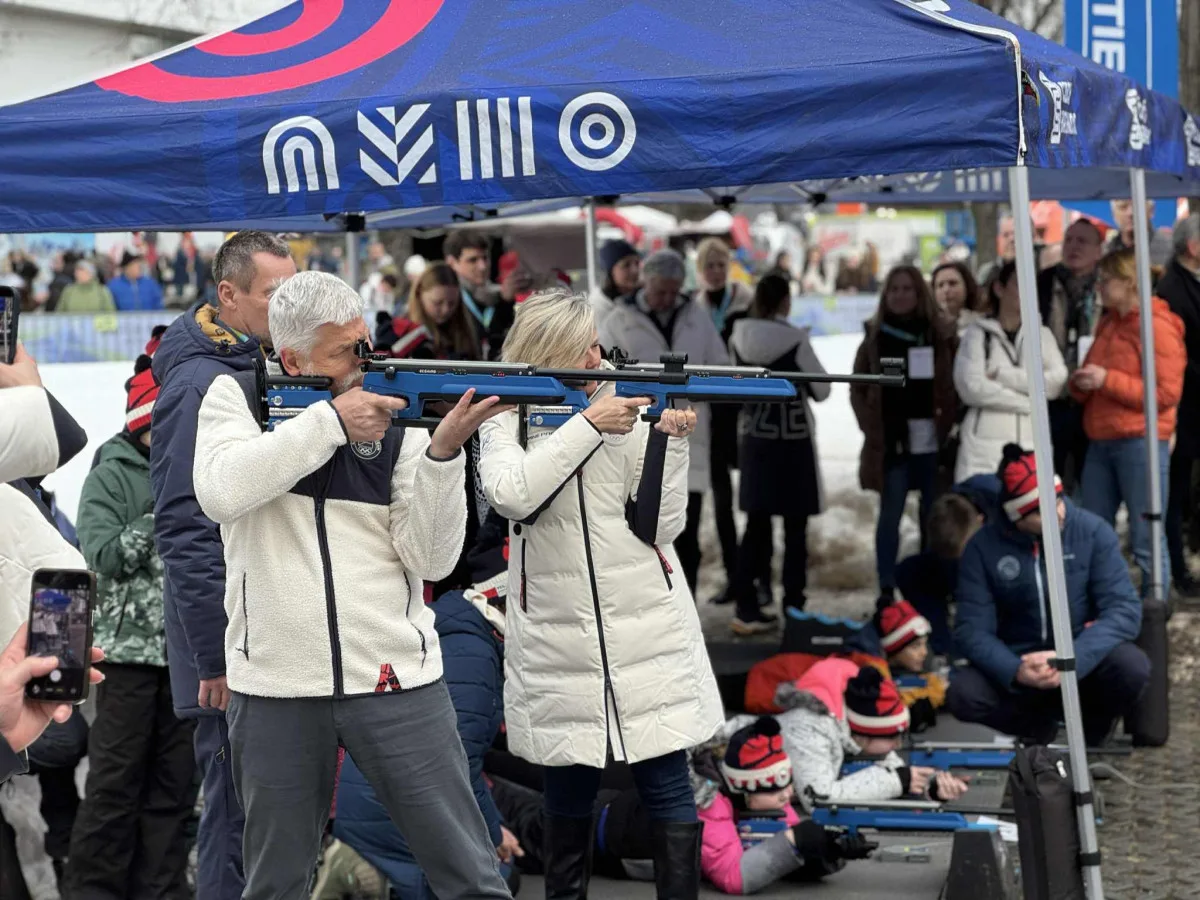 FOTO: Prezident se na olympijském festivalu vrhl na sport. Vyzkoušel curling i biatlon