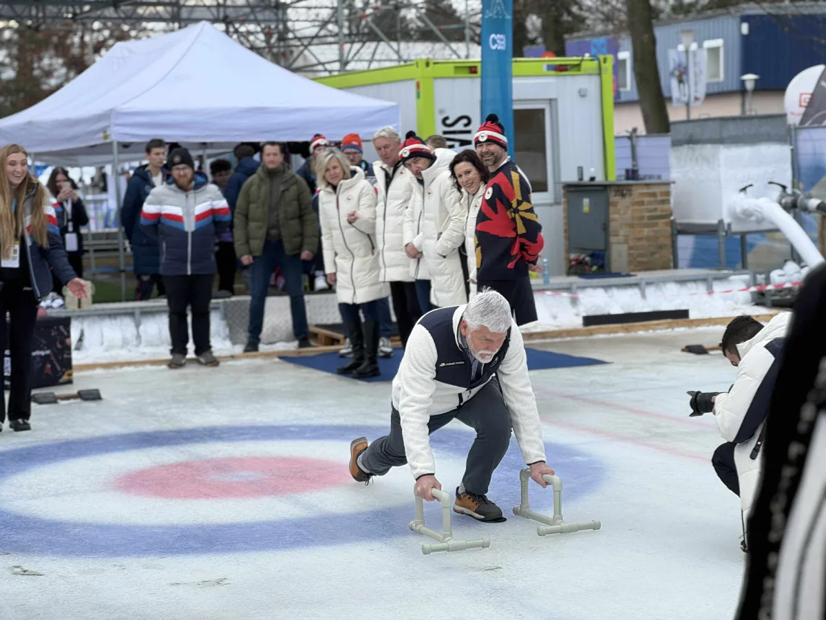 FOTO: Prezident se na olympijském festivalu vrhl na sport. Vyzkoušel curling i biatlon