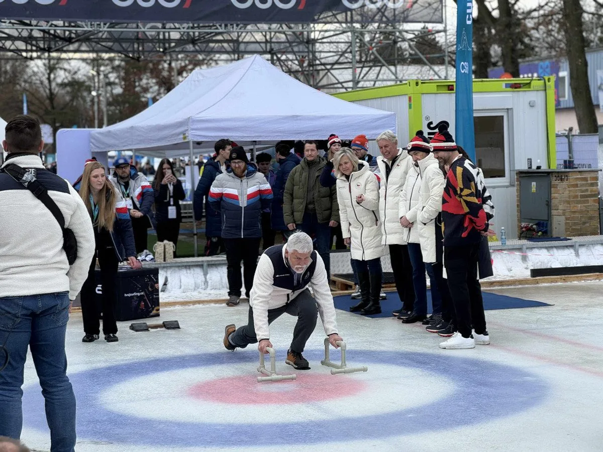FOTO: Prezident se na olympijském festivalu vrhl na sport. Vyzkoušel curling i biatlon