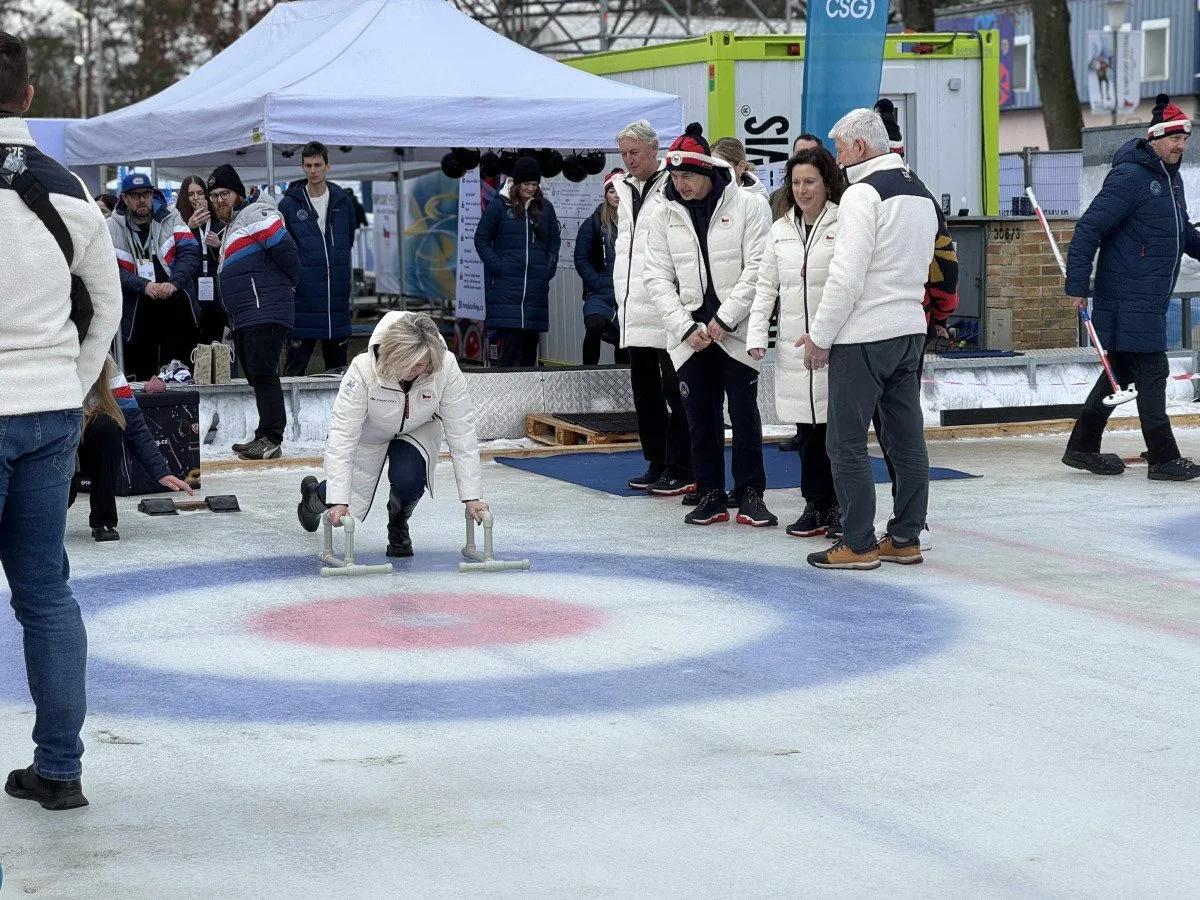 FOTO: Prezident se na olympijském festivalu vrhl na sport. Vyzkoušel curling i biatlon