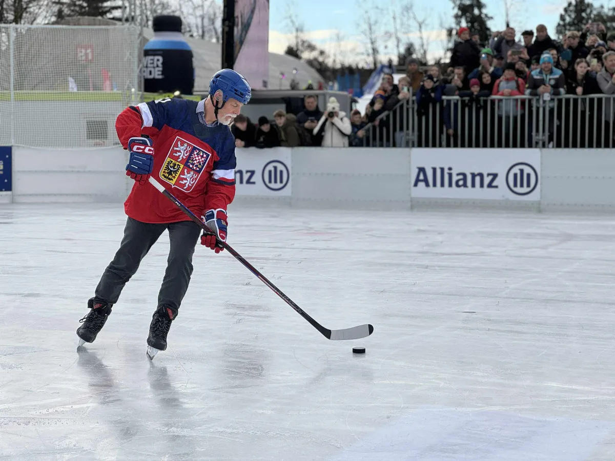 FOTO: Prezident se na olympijském festivalu vrhl na sport. Vyzkoušel curling i biatlon