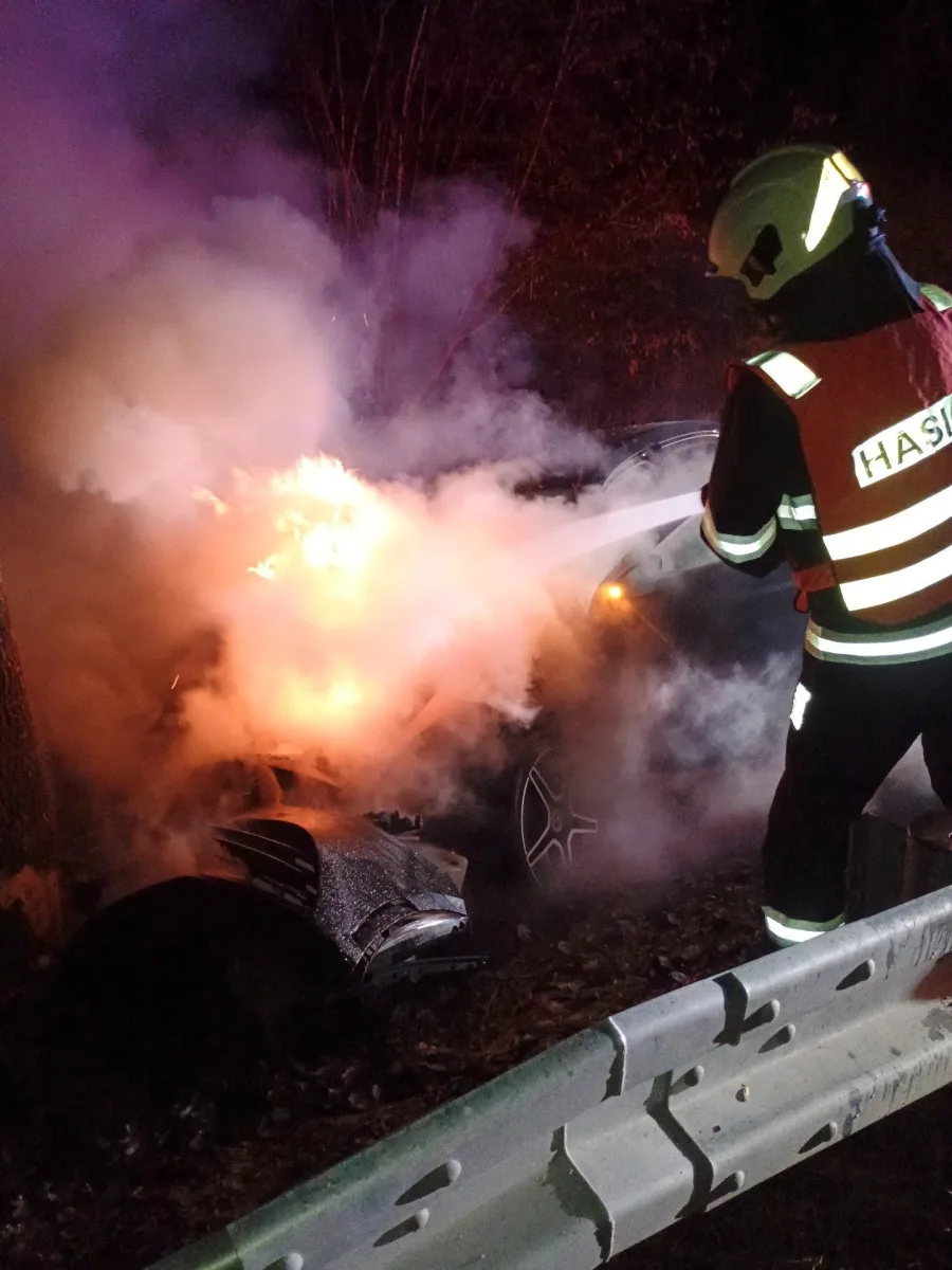 Noční nehoda na Krumlovsku. Auto vzplálo v plném rozsahu