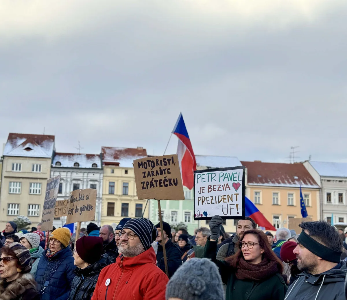 Příznivci prezidenta zaplnili budějovické náměstí. Podporu přišly vyjádřit stovky lidí
