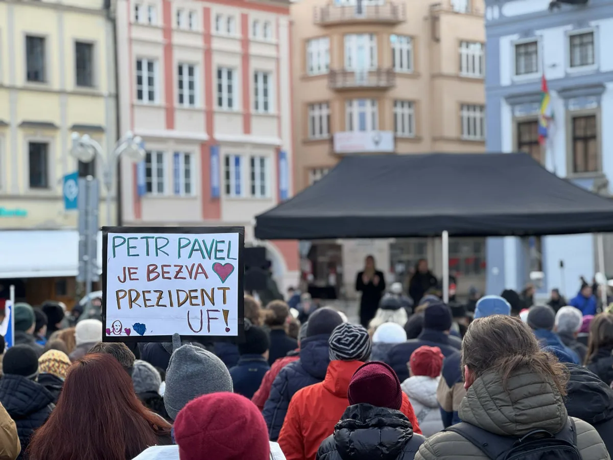 Příznivci prezidenta zaplnili budějovické náměstí. Podporu přišly vyjádřit stovky lidí