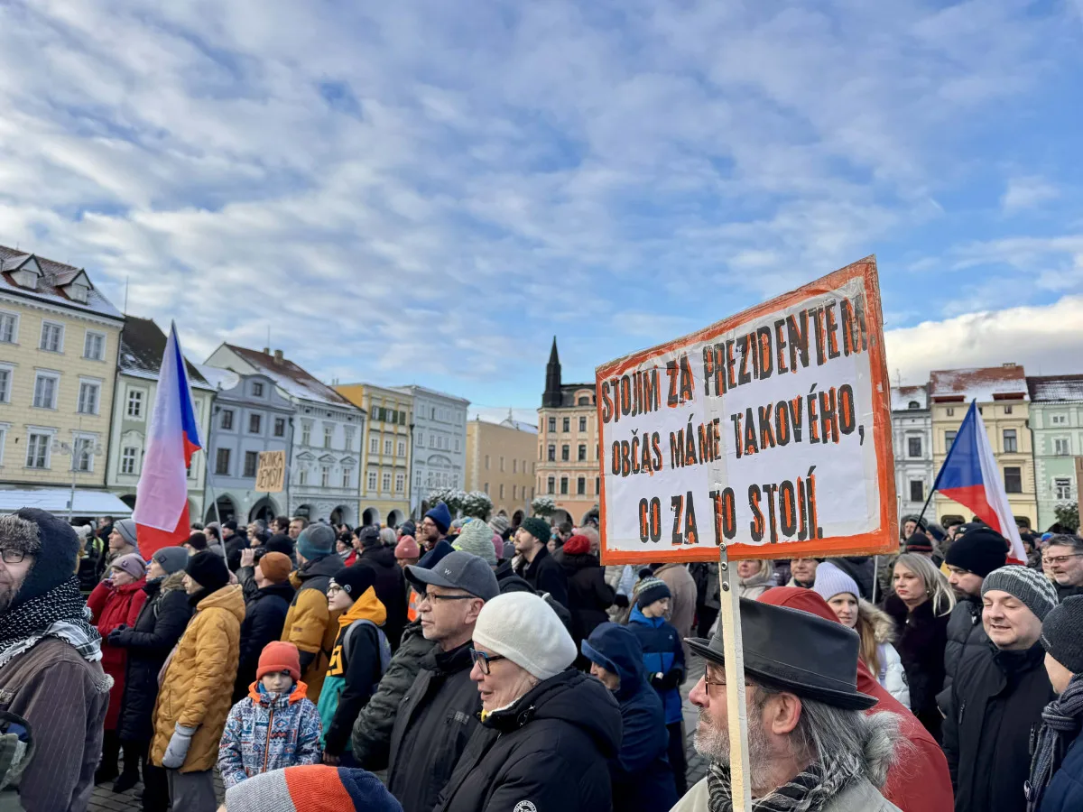 Příznivci prezidenta zaplnili budějovické náměstí. Podporu přišly vyjádřit stovky lidí
