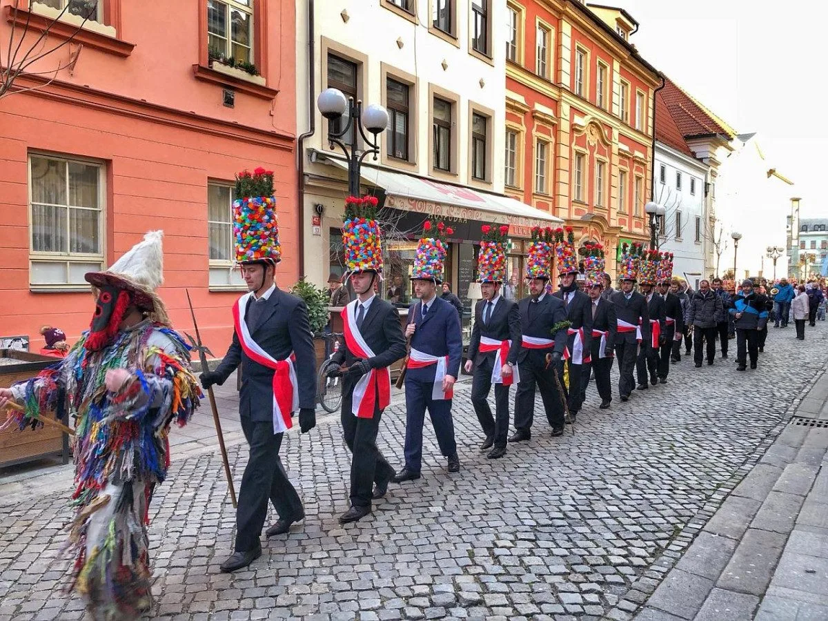 Masopust rozveselí Budějce. Řidiče na čtvrt hodiny přibrzdí uzavírka