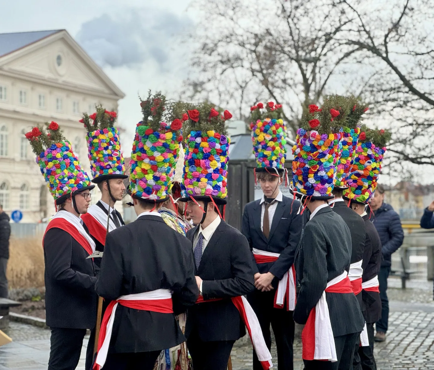 FOTO: Masopustní průvod prošel centrem Budějovic, děti polekal výstřel z děla