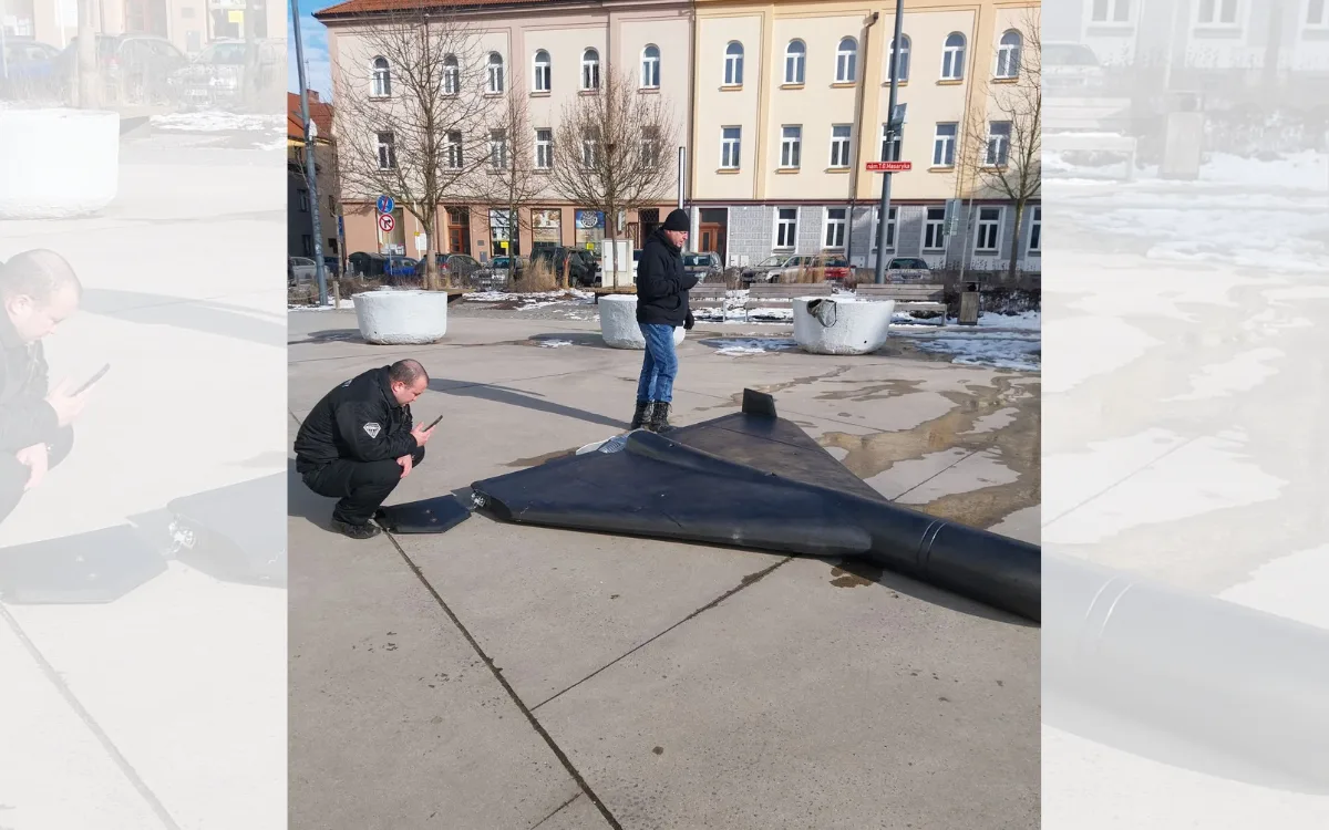 Maketa dronu šahíd v Táboře víří emoce, neznámý pachatel ji poničil