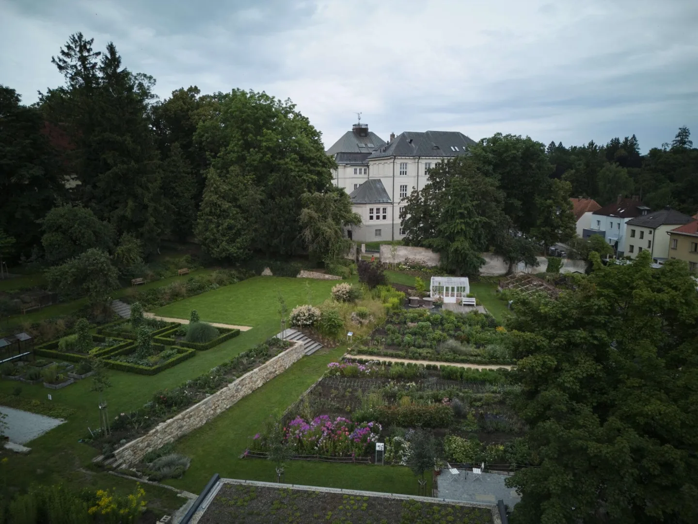 Do historické zahrady v Jindřichově Hradci otiskují zahradní architekti i současné trendy