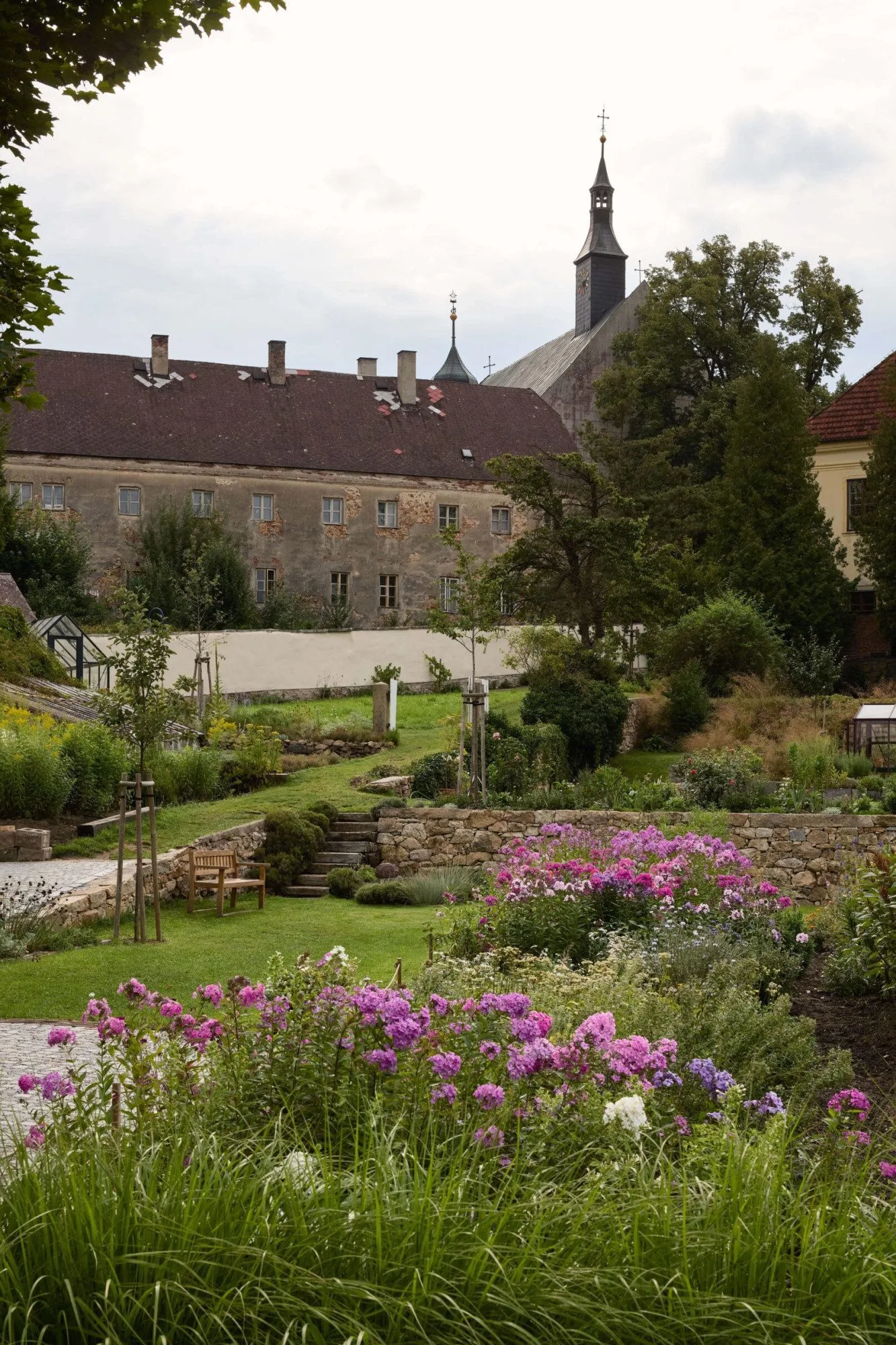 Do historické zahrady v Jindřichově Hradci otiskují zahradní architekti i současné trendy