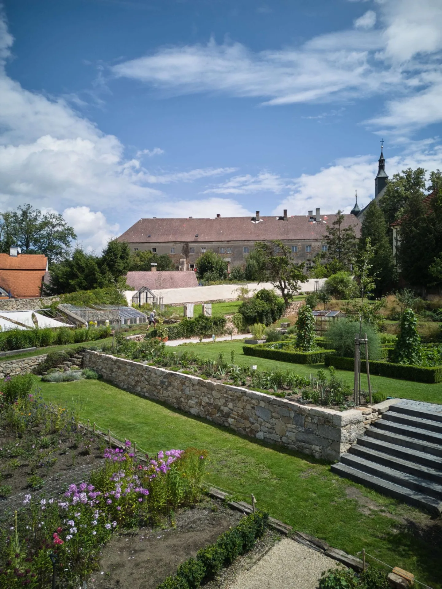 Do historické zahrady v Jindřichově Hradci otiskují zahradní architekti i současné trendy