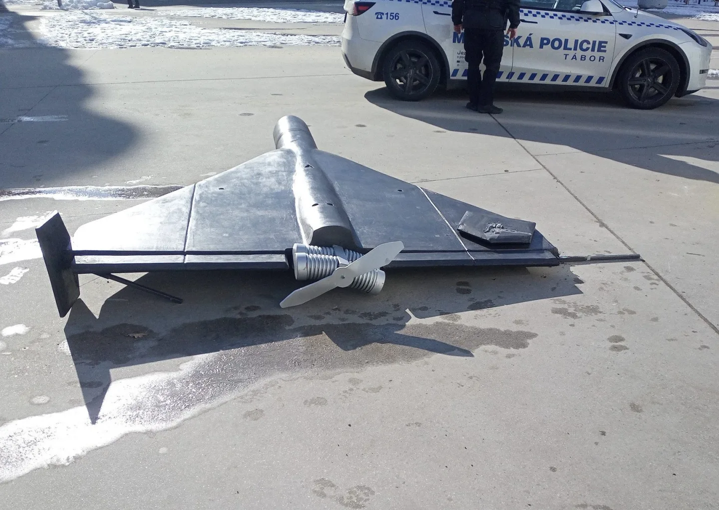 Žádný vandalismus se nekonal. Maketu ruského dronu poničili v Táboře hrající si děti