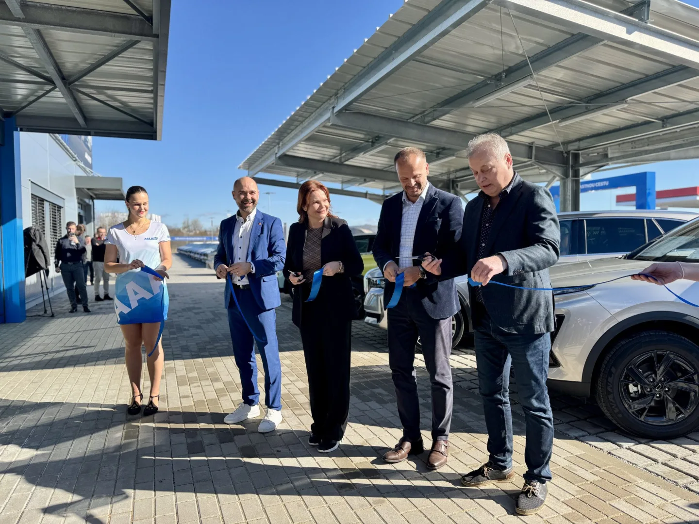 Široká nabídka aut a moderní zázemí. AAA AUTO otevřelo v Budějovicích nové autocentrum