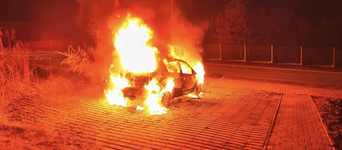 Vrací se devadesátky? Zapálení aut městského zastupitele vyvolalo vlnu reakcí