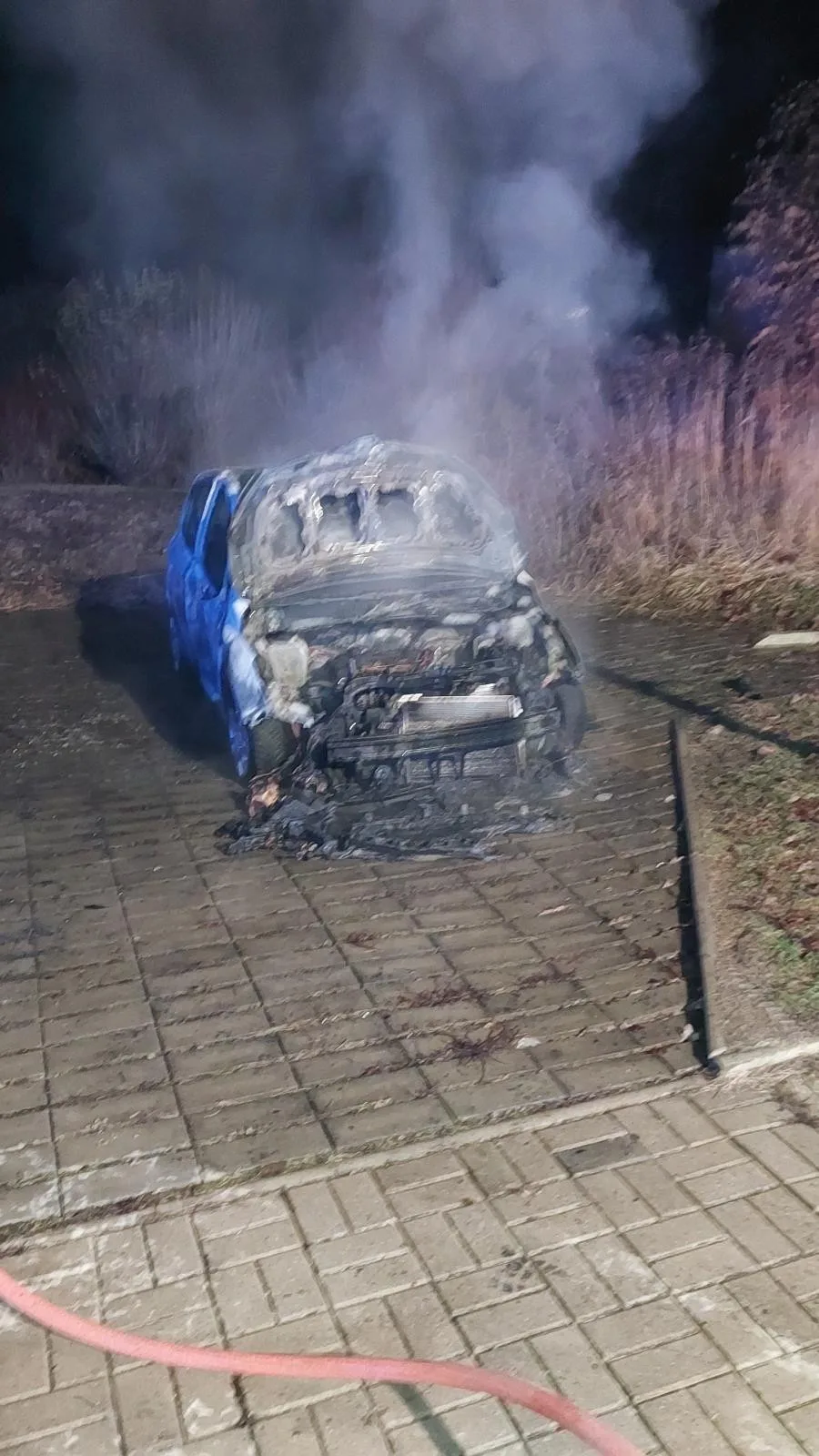 Vrací se devadesátky? Zapálení aut městského zastupitele vyvolalo vlnu reakcí