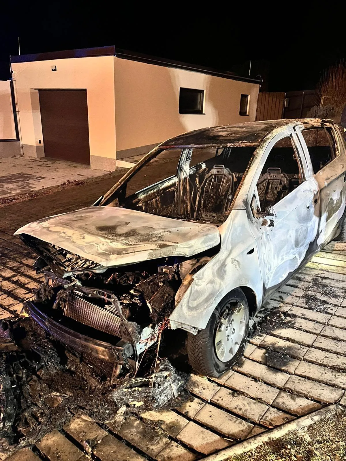 Vrací se devadesátky? Zapálení aut městského zastupitele vyvolalo vlnu reakcí