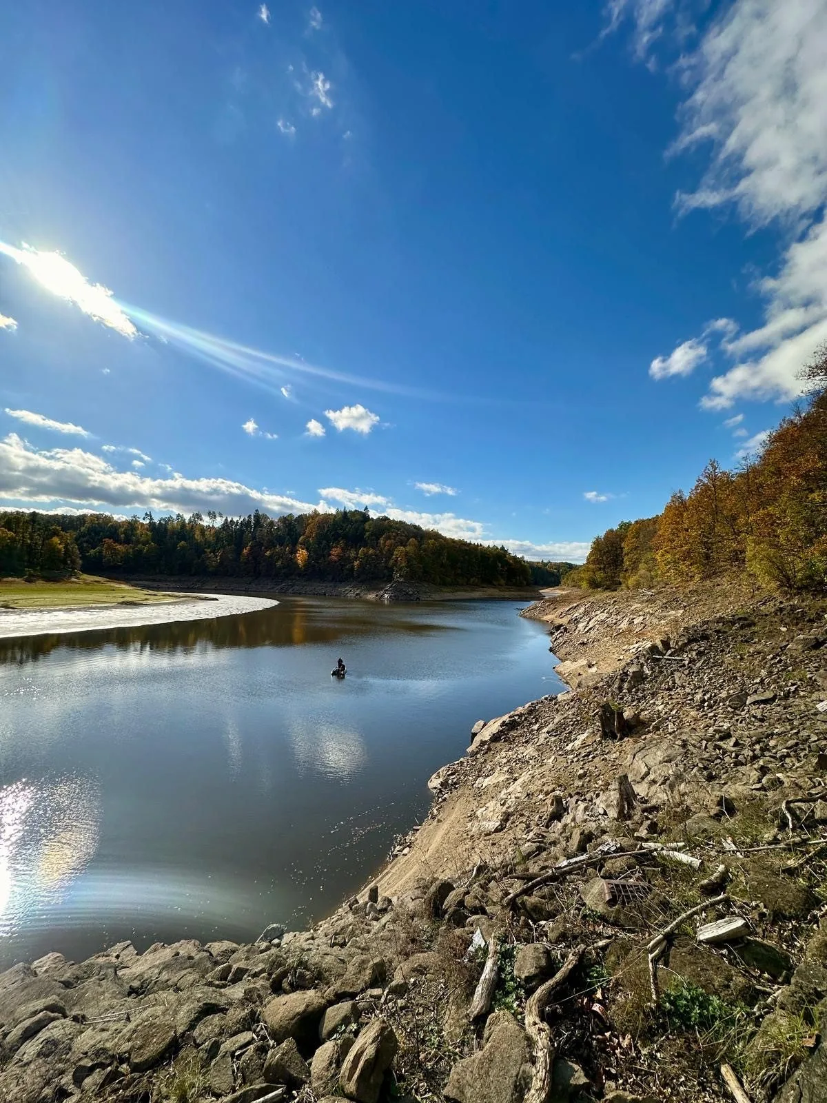 Nízká hladina Orlíku stále láká pamětníky, hledače pokladů i turisty