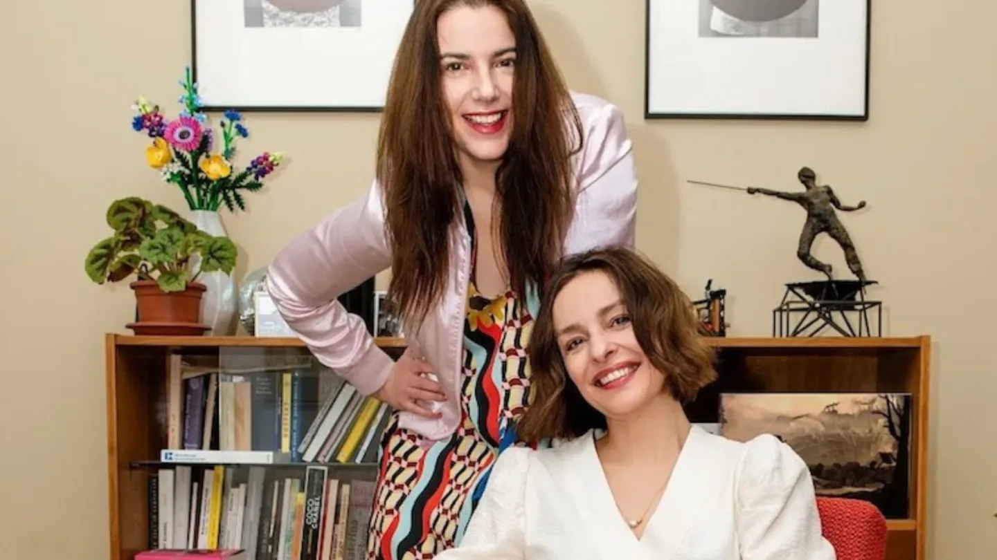 Režisérka Bibiana Beňová (sedící) ve čtvrtek 12. března představí v Biografu Kotva tři díly série Potížistky