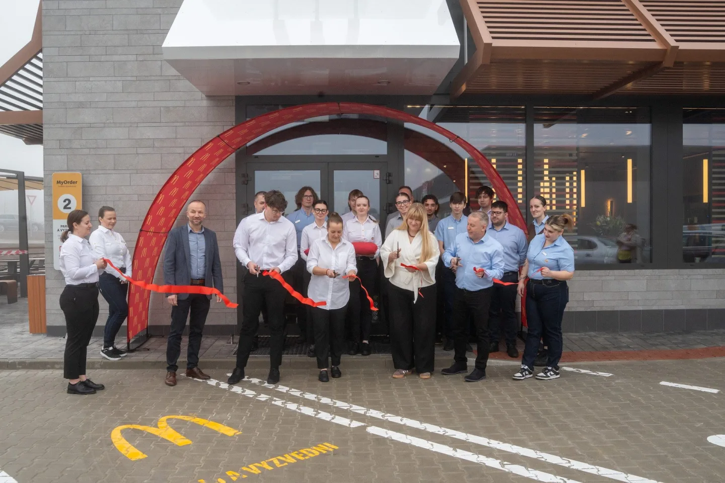McDonald's míří do krajiny rybníků. Nová restaurace otevřela v Třeboni.