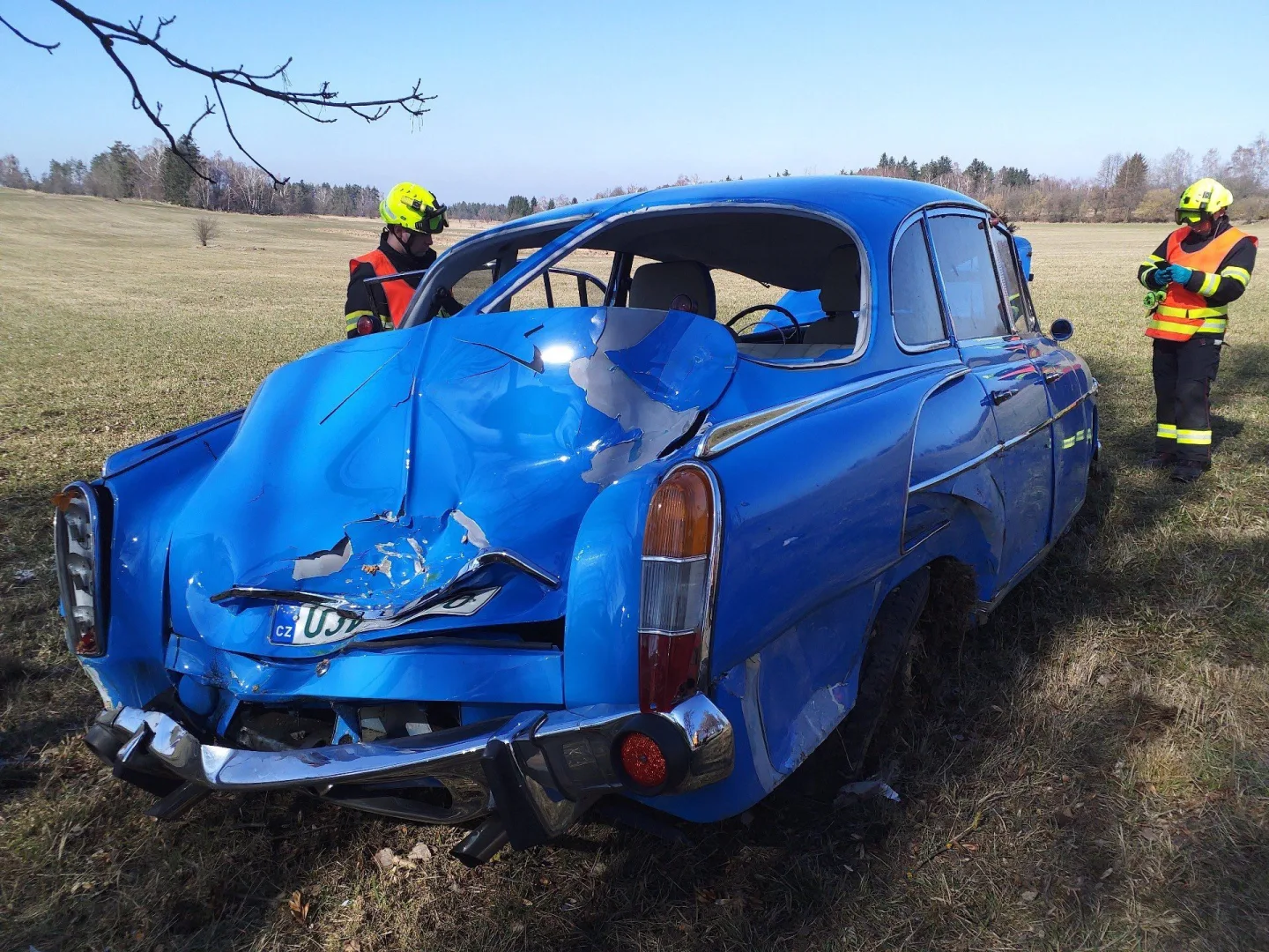 U Kunžaku havaroval legendární veterán Tatra 603, řidič skončil v nemocnici
