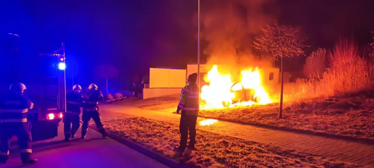 Po žhářském útoku na auta zastupitele vznikla sbírka. Lidé chtějí rodině pomoci s dopravou