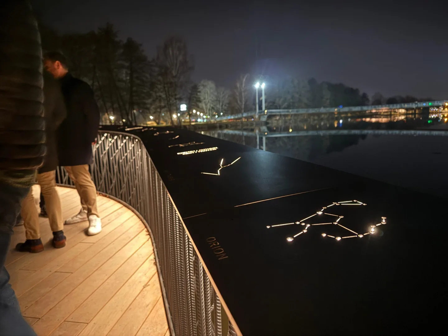 Na soutoku Malše a Vltavy se rozsvítilo nové molo. Město mu přezdívá svatební