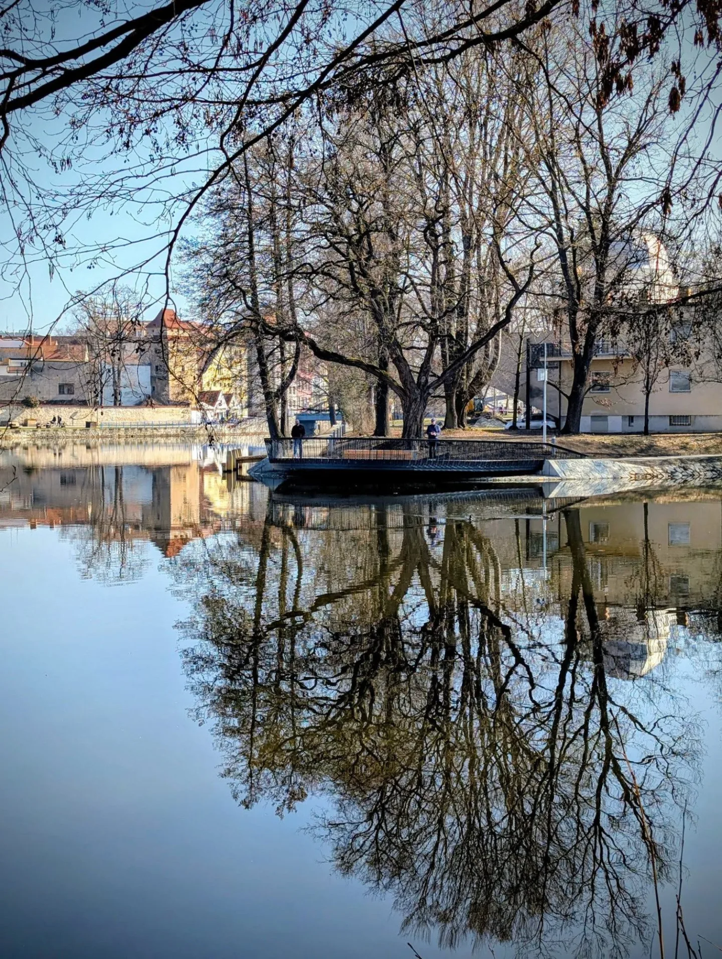Na soutoku Malše a Vltavy se rozsvítilo nové molo. Město mu přezdívá svatební