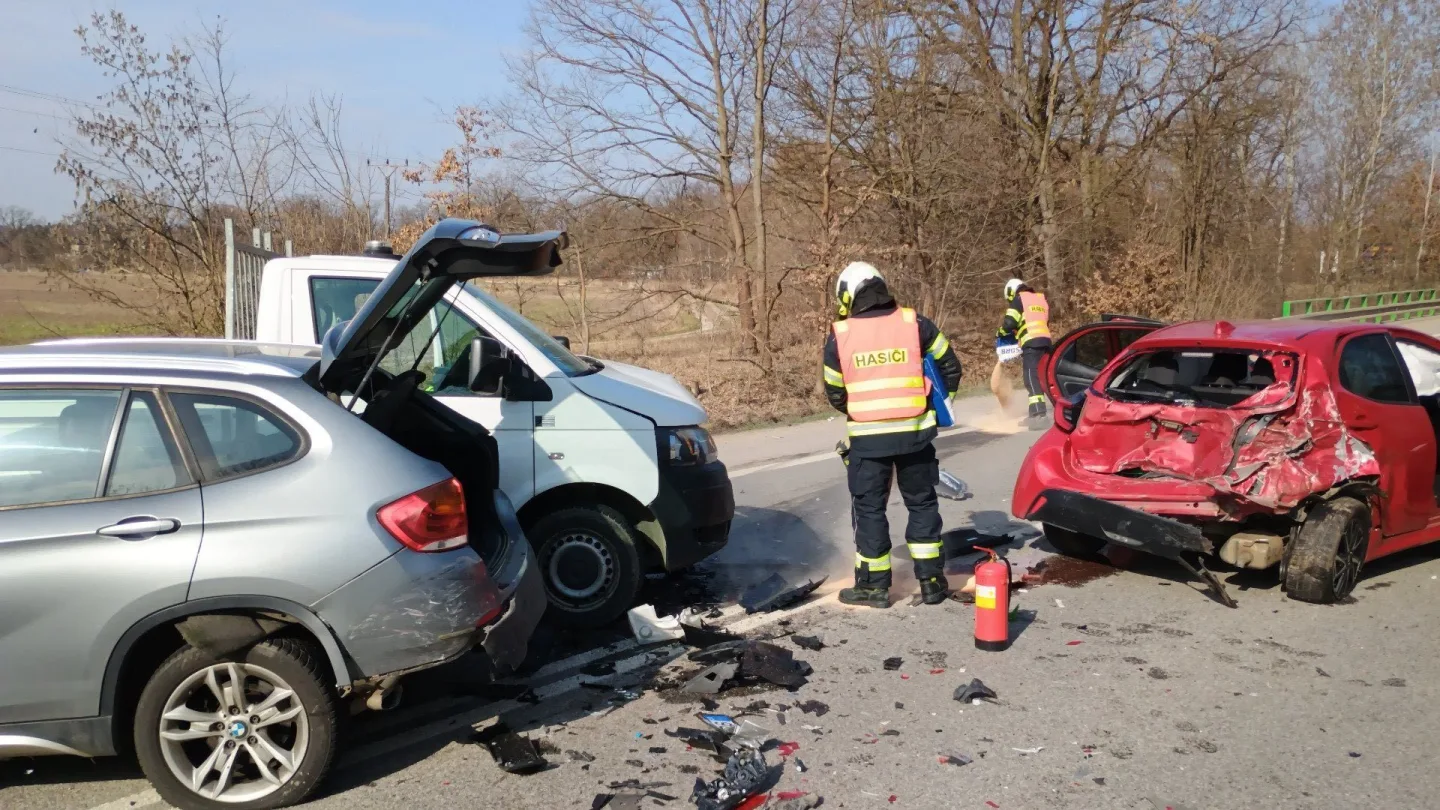 Silnici mezi Hlubokou a Budějovicemi uzavřela hromadná nehoda