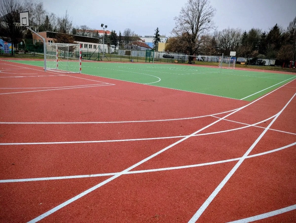 Školní hřiště se opět otevřou veřejnosti. Projekt Náš plácek startuje už tento víkend