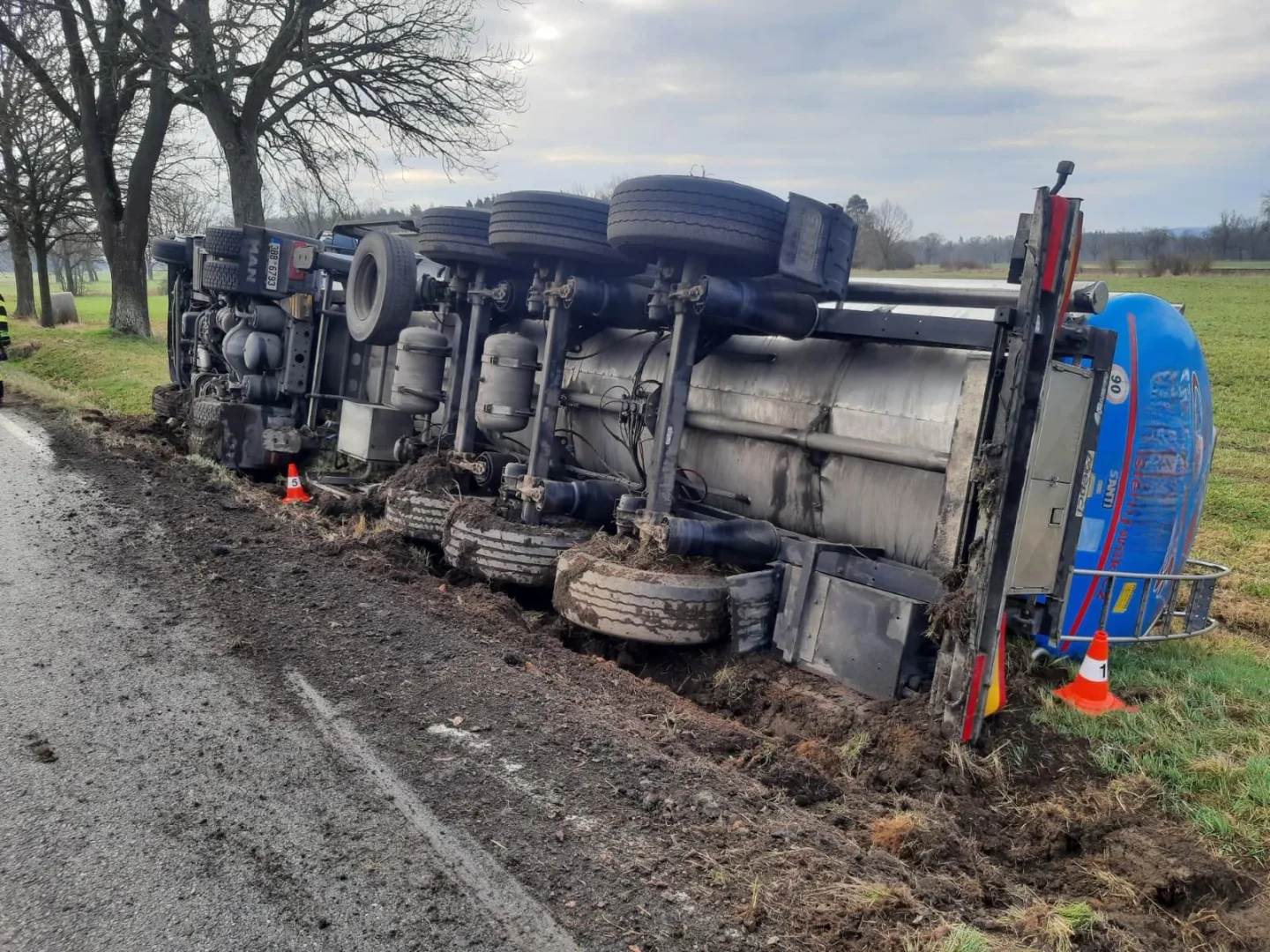 Dvě převrácené cisterny během rána. Dopravu komplikují na Prachaticku a Písecku