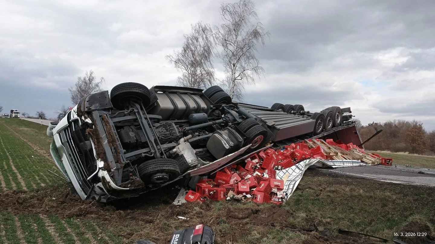 U Sedlece se převrátil kamion s pivem, hasiči staví hráz a bojují s protrženou nádrží