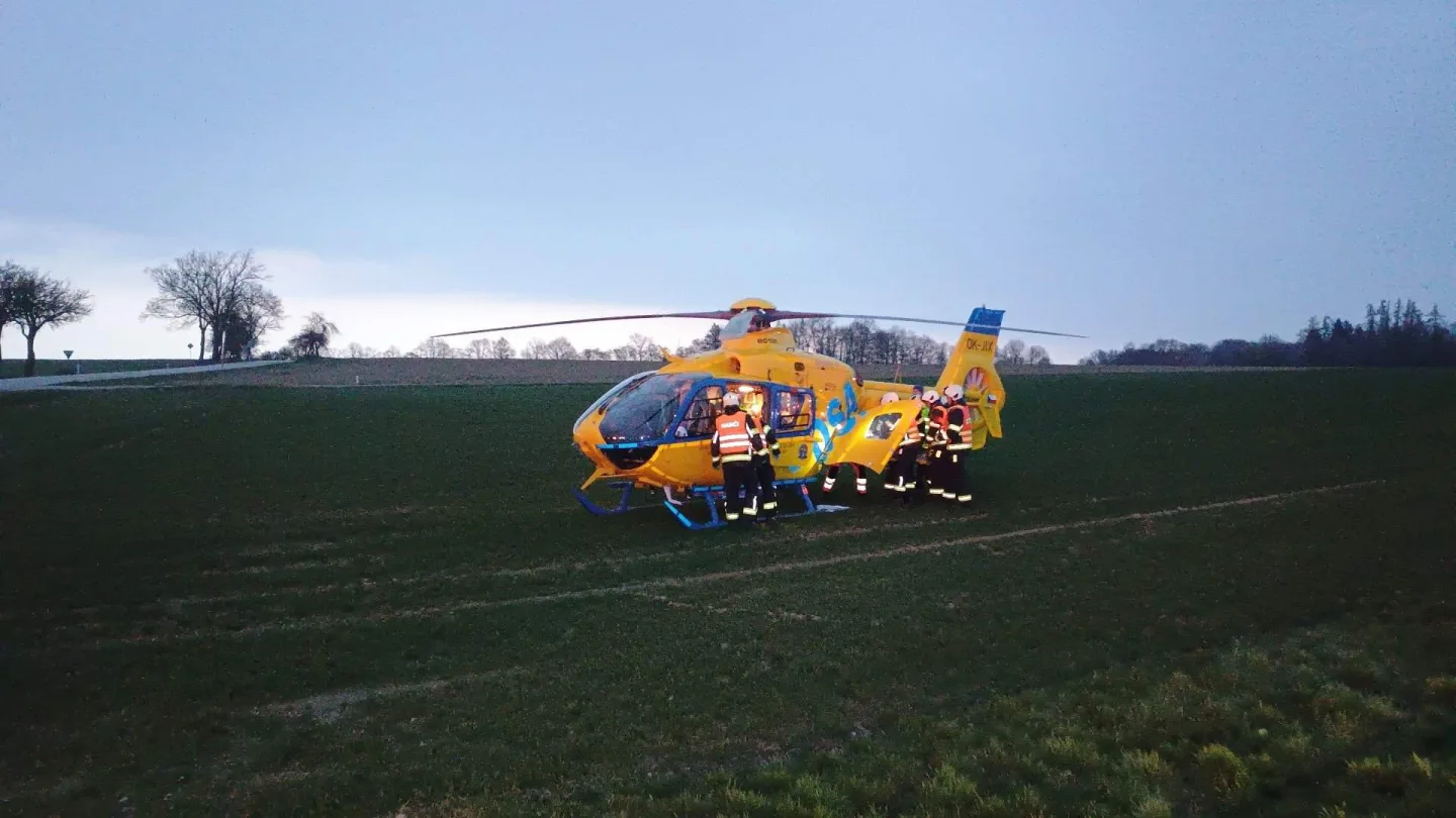 Vážná nehoda u Lékařovy Lhoty. Hasiči vyprošťovali pět lidí, jednoho resuscitovali