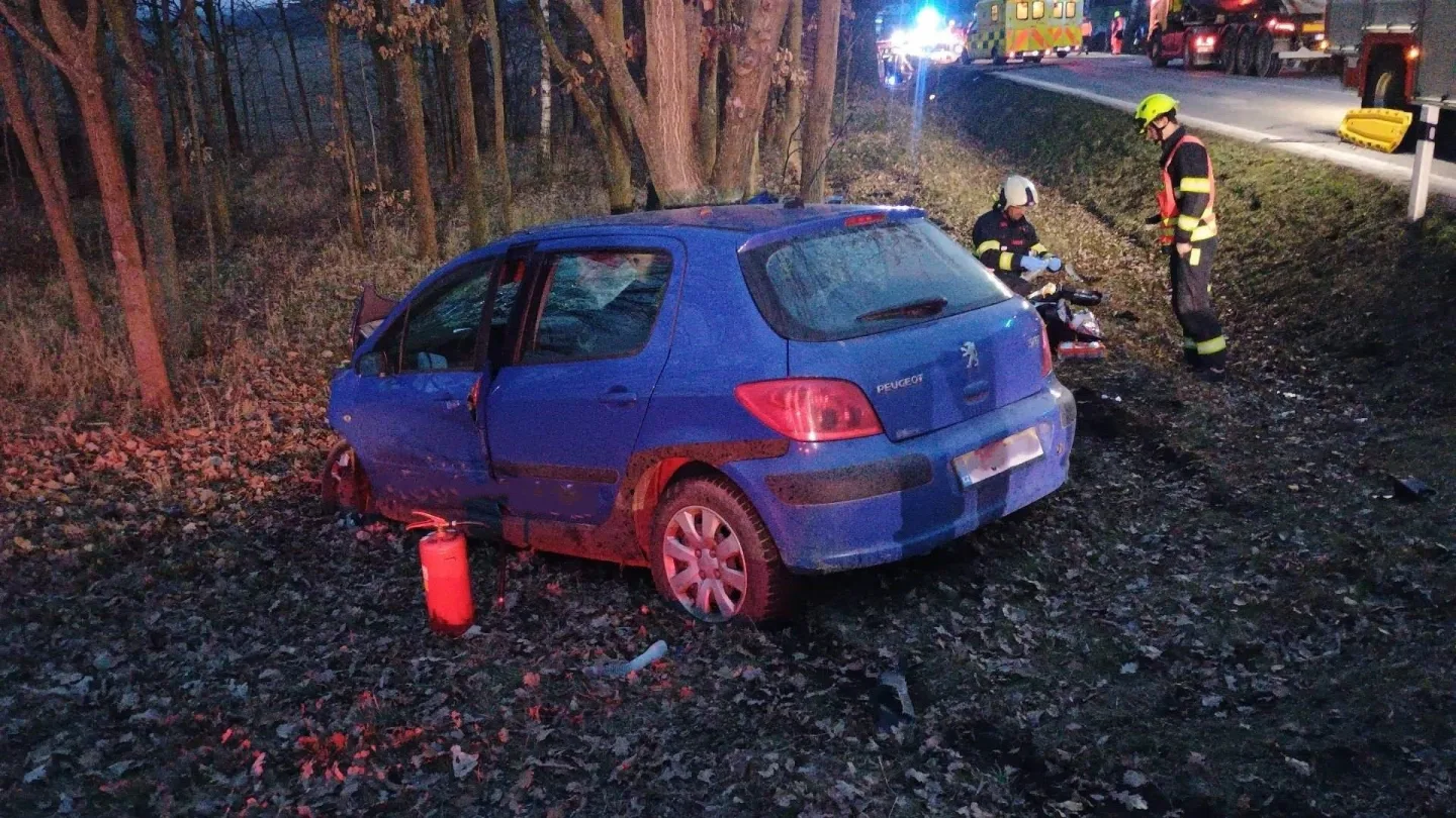 Vážná nehoda u Lékařovy Lhoty. Hasiči vyprošťovali pět lidí, jednoho resuscitovali