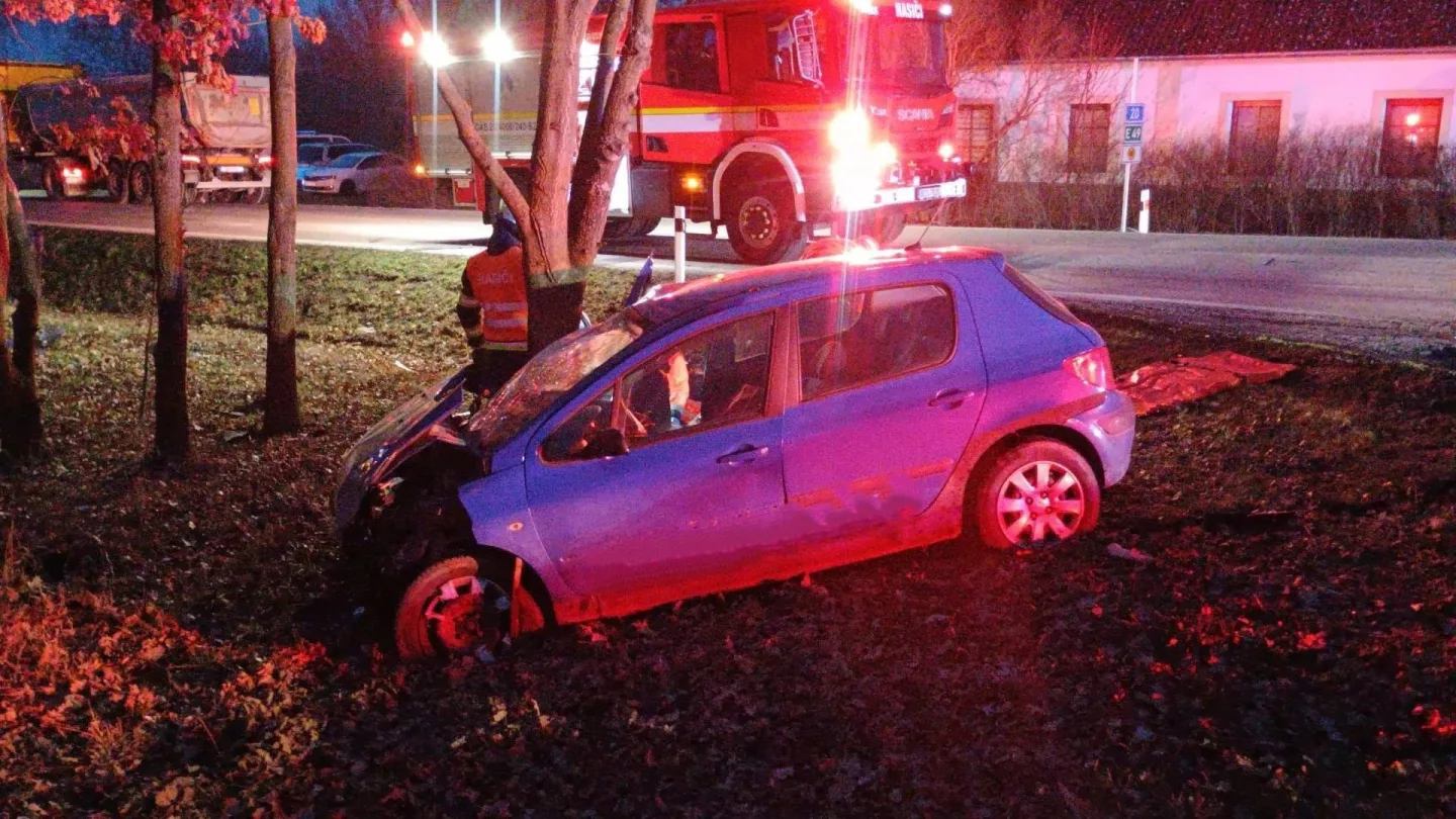 Vážná nehoda u Lékařovy Lhoty. Hasiči vyprošťovali pět lidí, jednoho resuscitovali