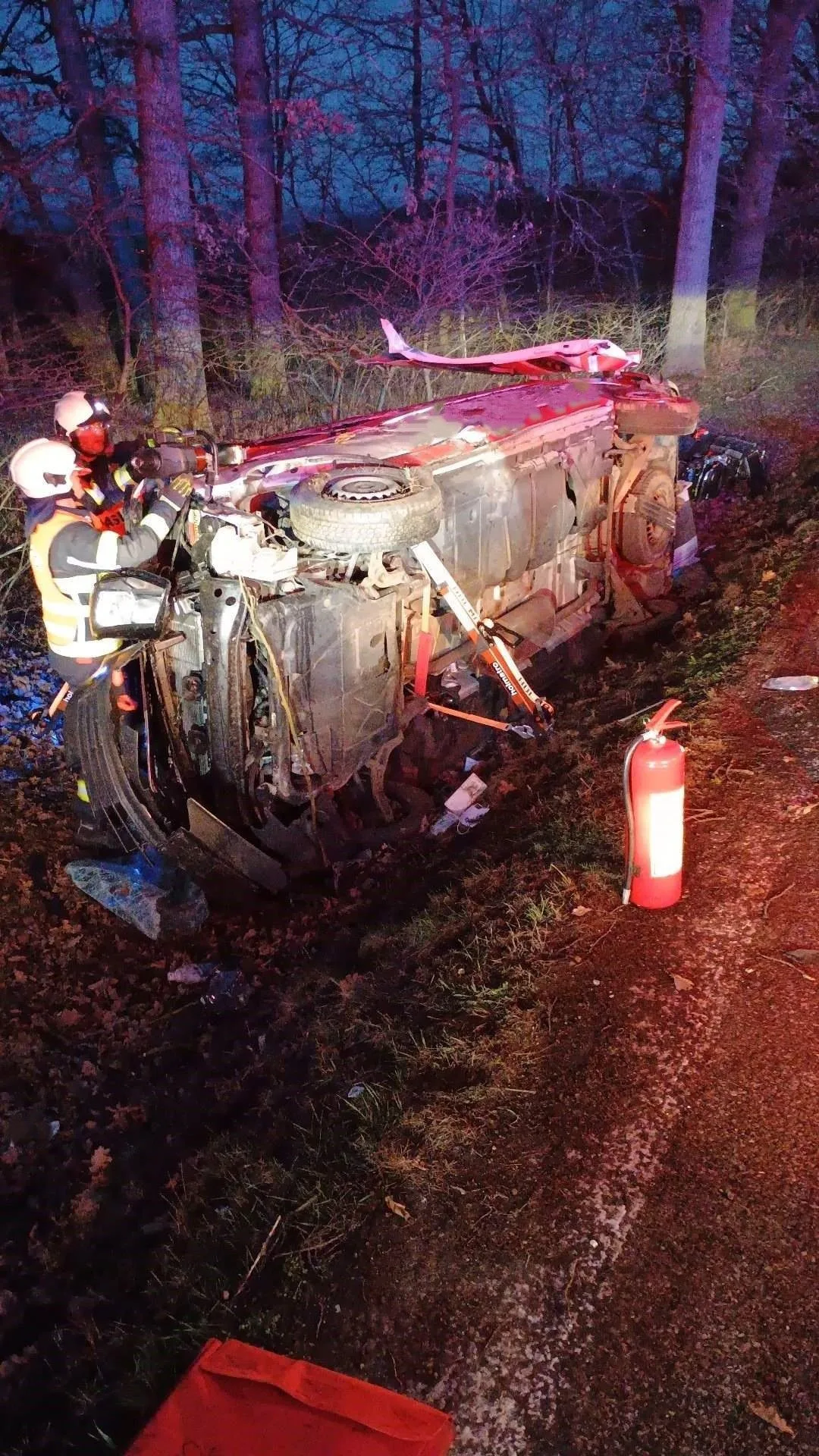Vážná nehoda u Lékařovy Lhoty. Hasiči vyprošťovali pět lidí, jednoho resuscitovali